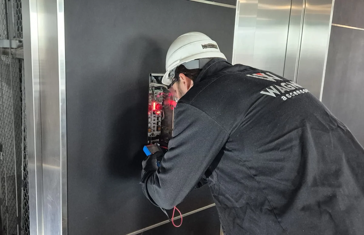 Técnico de Wagner Ascensores realizando mantenimiento
